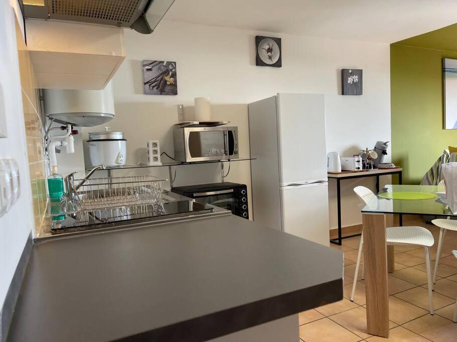 Immense Studio 51 Jusqu'A 4 Personnes Avec Vue Mer Saint-Denis Exterior photo